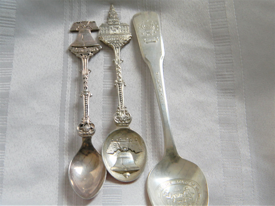 h613 Set of 3 Collectible Spoons Liberty Bell, Independence Hall, Delaware