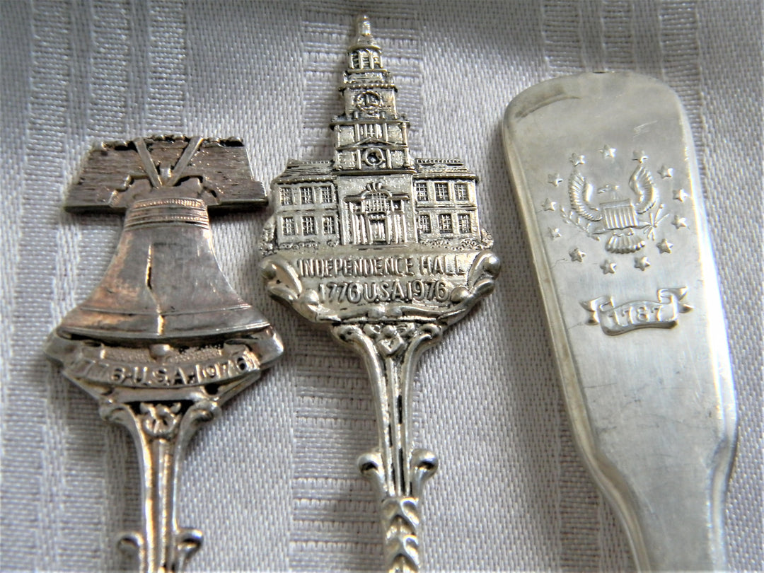 h613 Set of 3 Collectible Spoons Liberty Bell, Independence Hall, Delaware