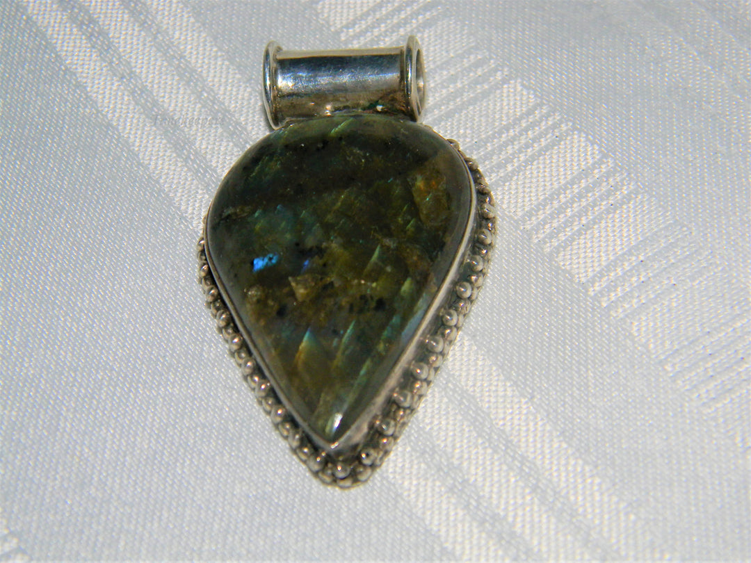 j541 Beautiful Sterling Silver Pear Shaped Labradorite Pendant