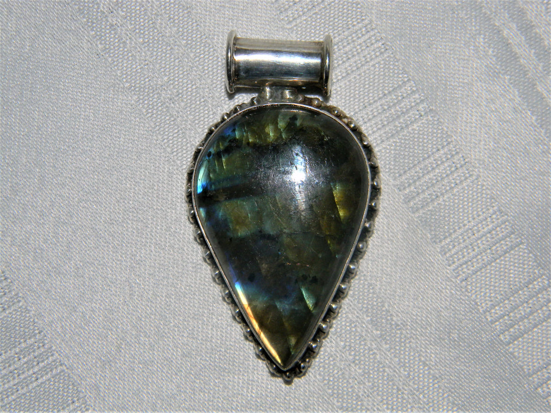 j541 Beautiful Sterling Silver Pear Shaped Labradorite Pendant