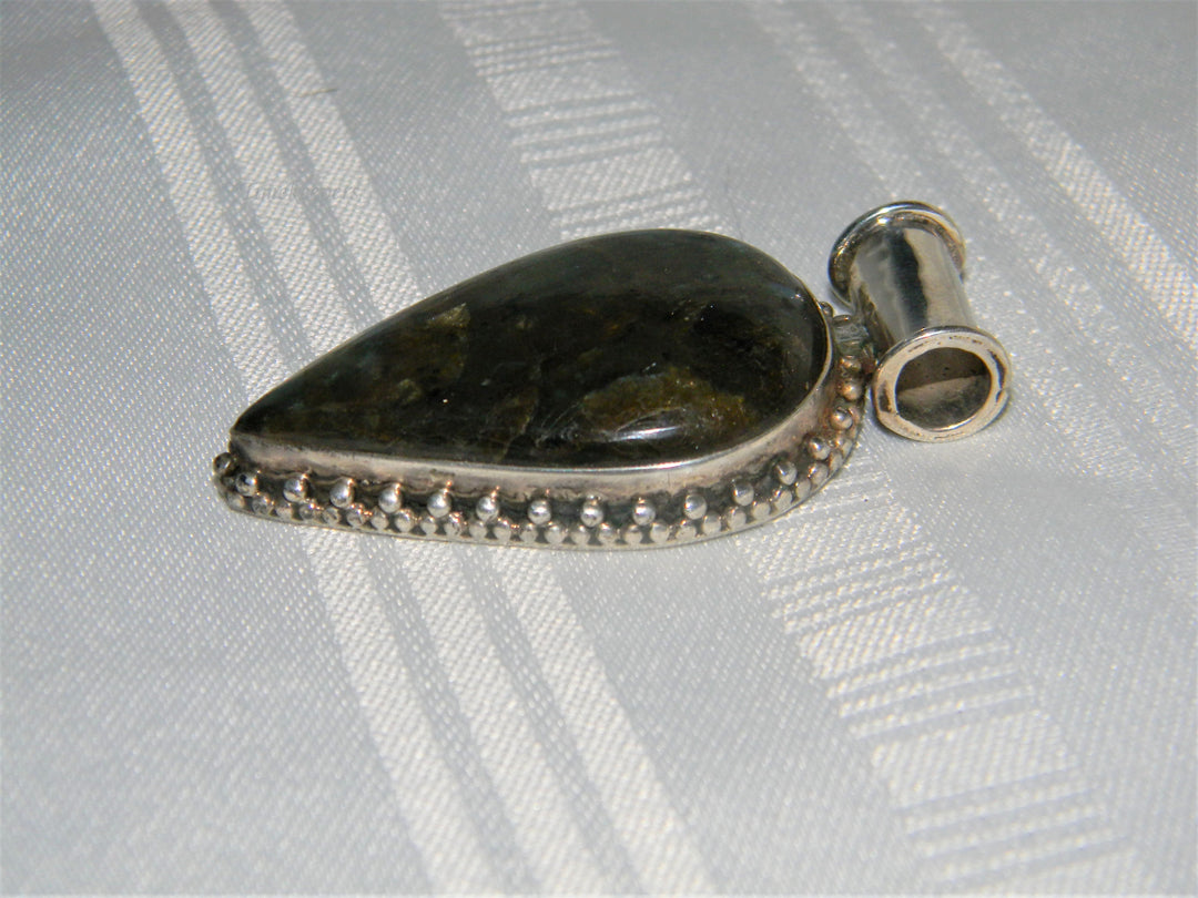 j541 Beautiful Sterling Silver Pear Shaped Labradorite Pendant