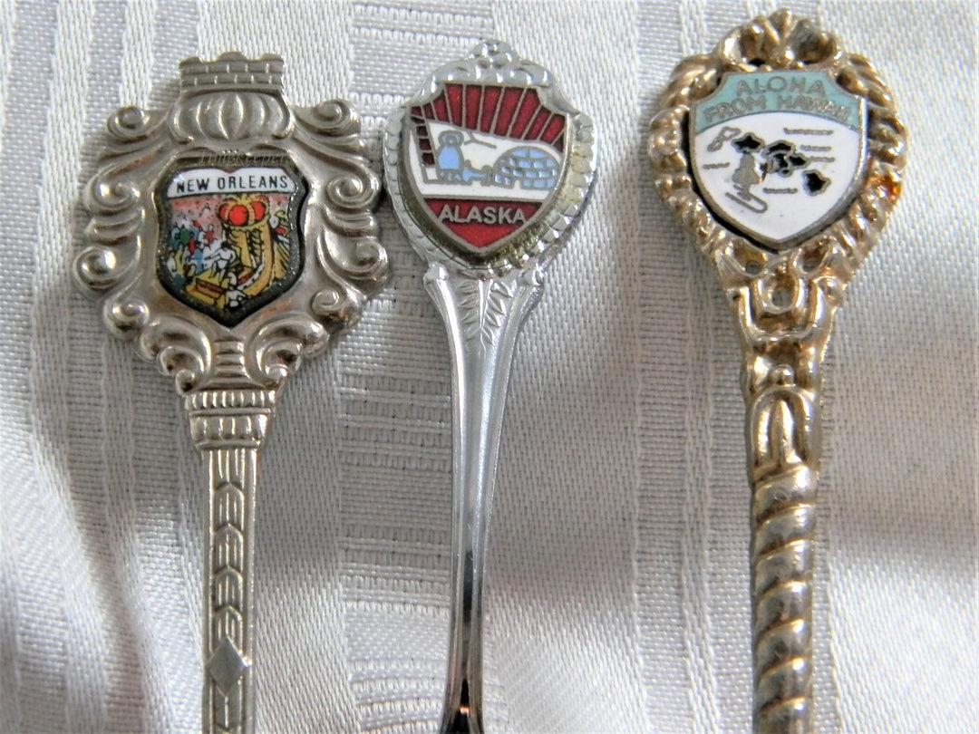 h623 Set of 3 vintage Collectible Spoons New Orleans, Alaska, Hawaii