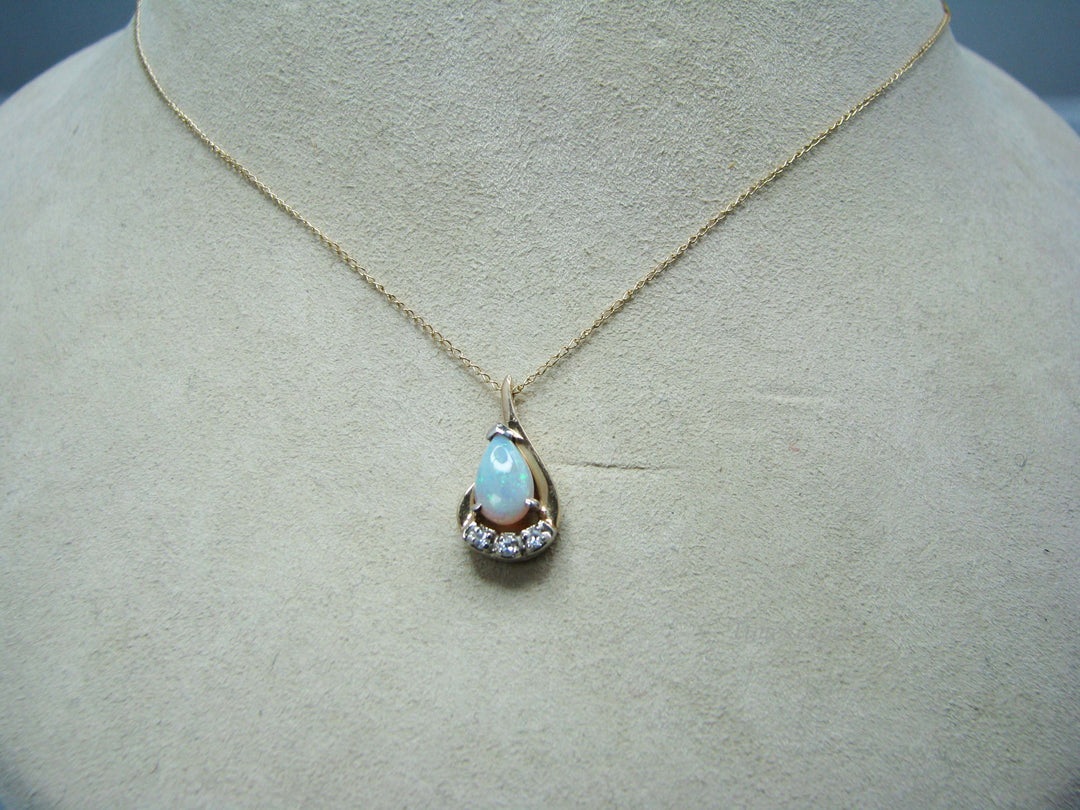 b160 Beautiful 14k Opal &amp; Diamond pendant with 16" chain