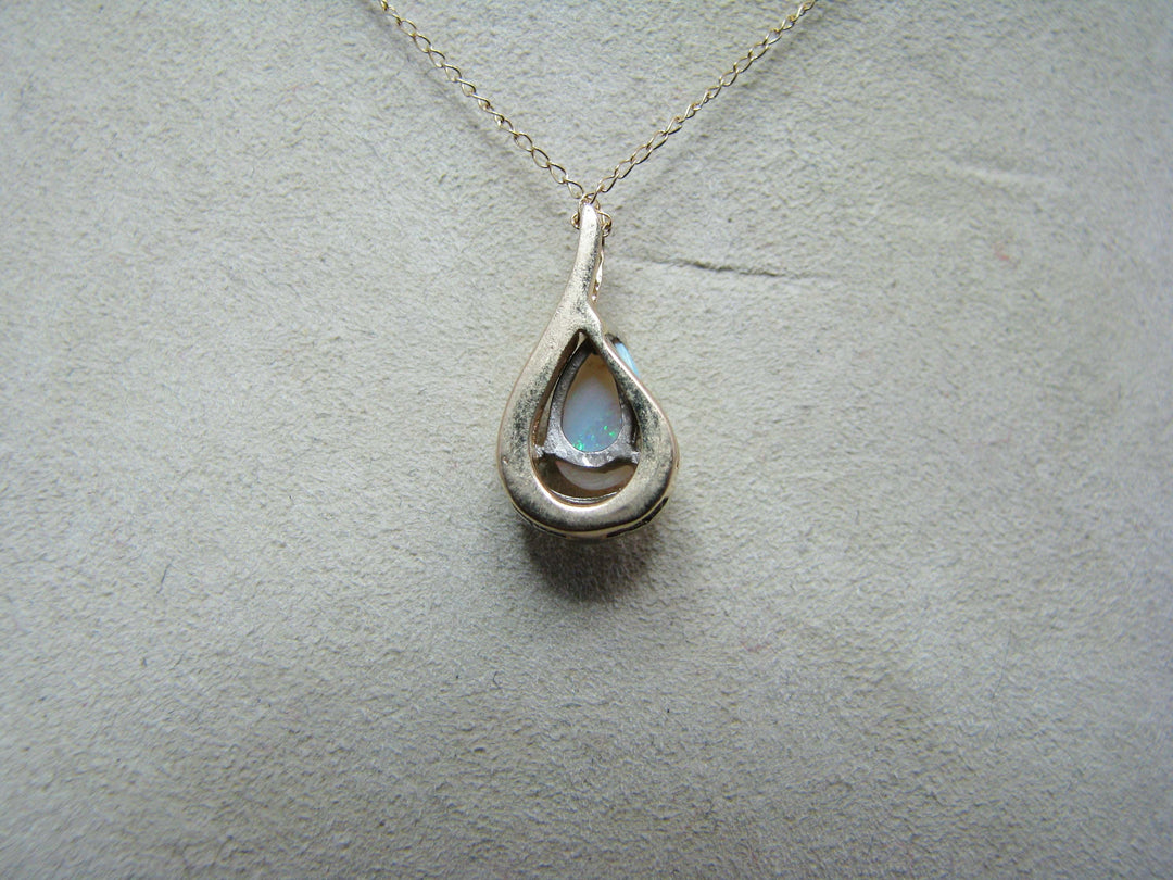 b160 Beautiful 14k Opal &amp; Diamond pendant with 16" chain