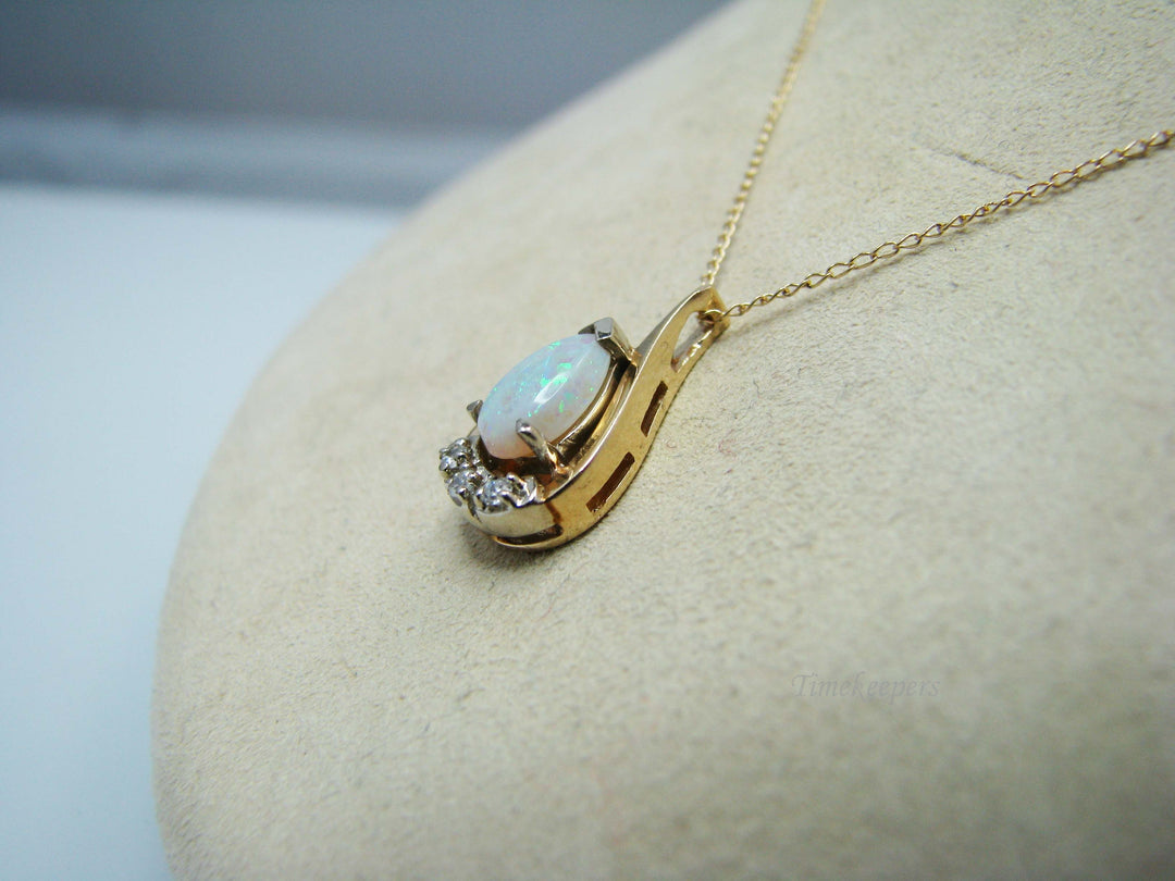 b160 Beautiful 14k Opal &amp; Diamond pendant with 16" chain