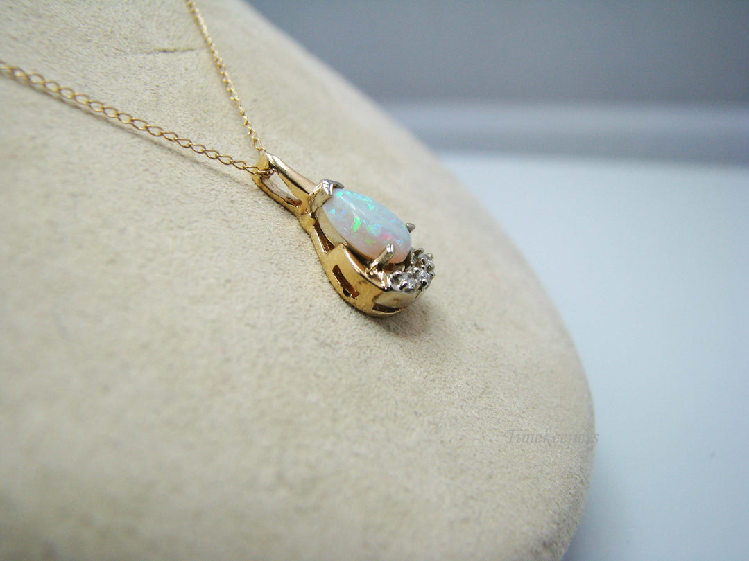 b160 Beautiful 14k Opal &amp; Diamond pendant with 16" chain