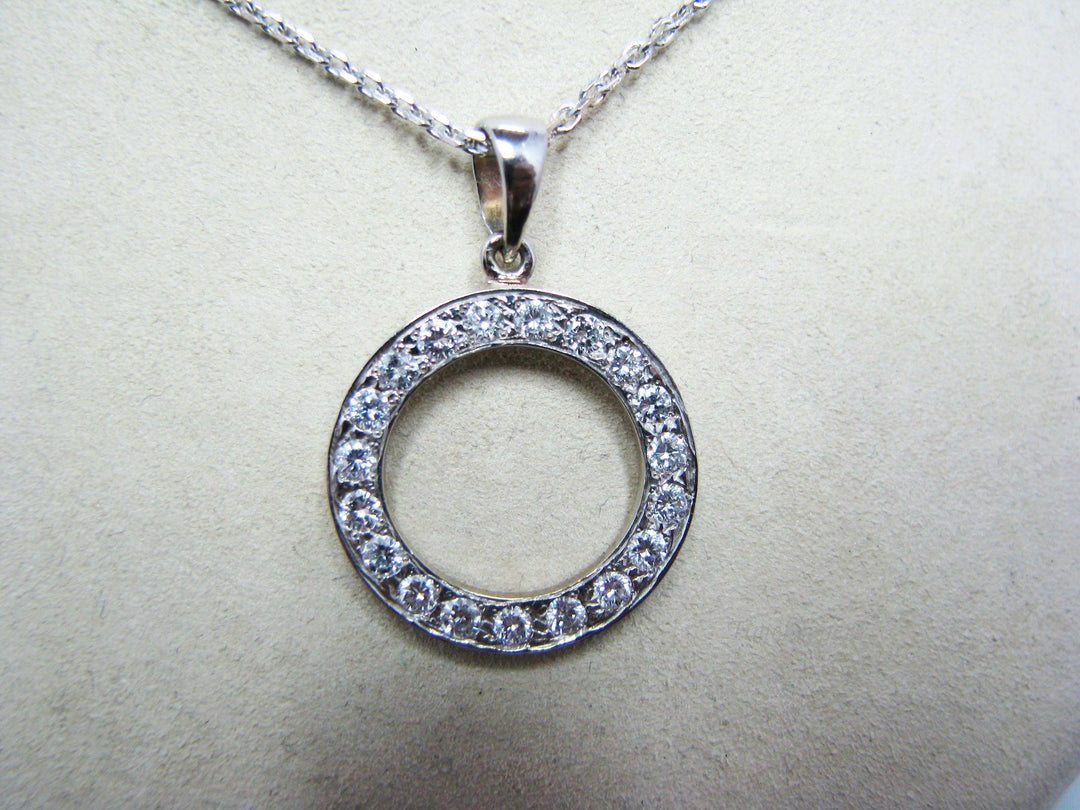 b215 Beautiful 10kt White Gold Diamond Pendant on a 14kt White Gold necklace