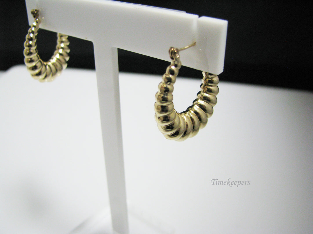 c928 Pretty 14k Yellow Gold Hoop Earrings with a Shell Design - Hollow