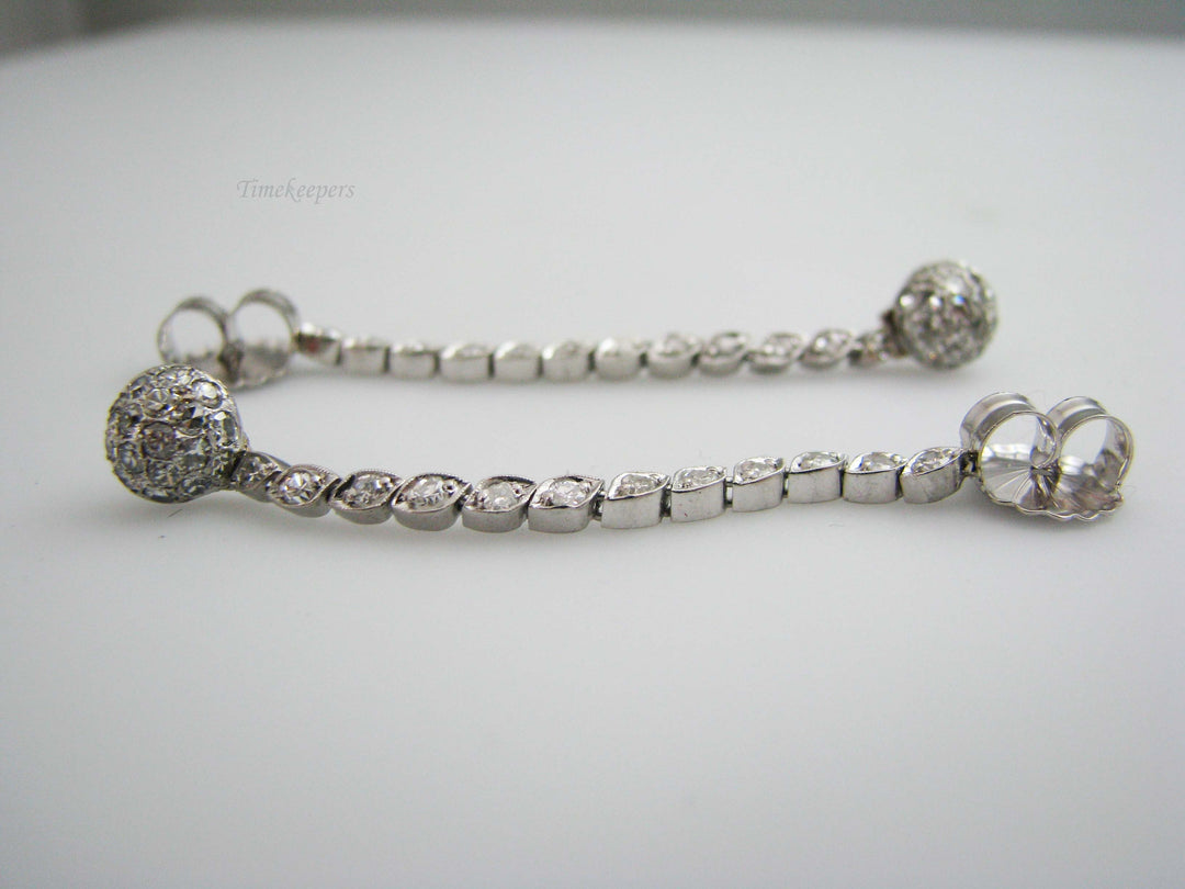 b524 Gorgeous 18kt White Gold Hanging Diamond Earrings