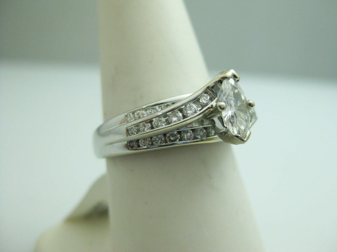 b695 Gorgeous 18kt White Gold Marquise Diamond Engagement/Wedding Ring