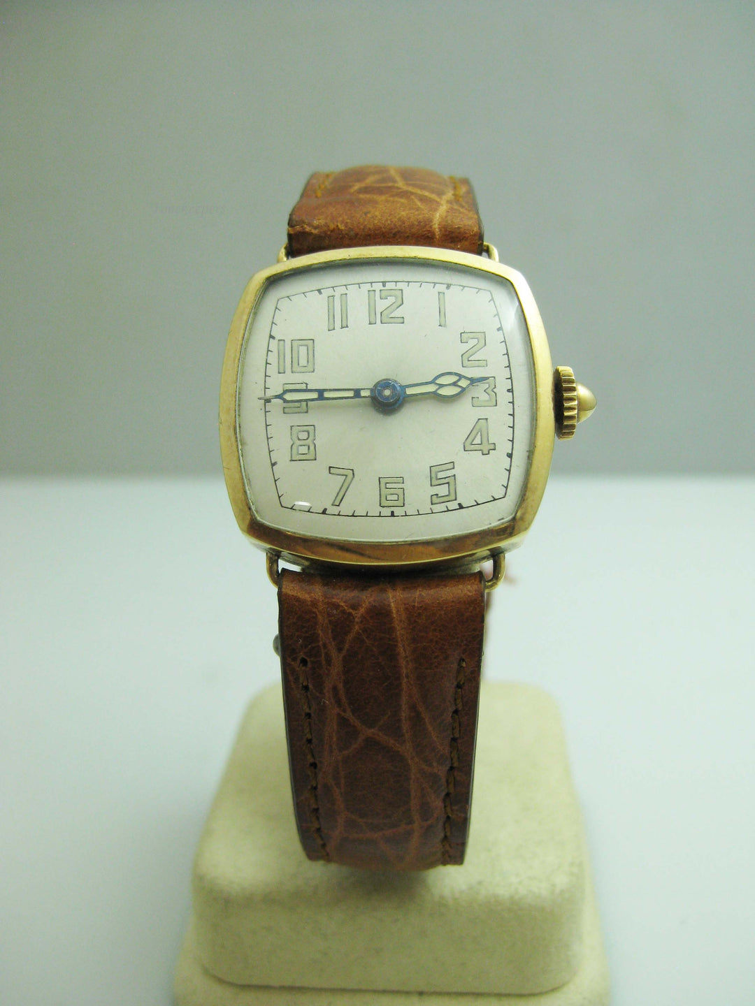 b715 Unisex Vintage Swiss 14kt Yellow Gold Mechanical Wristwatch