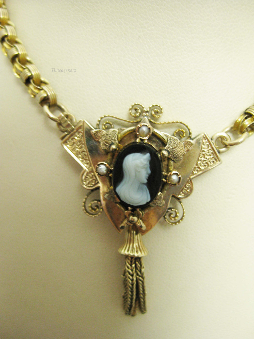 b799 Antique 10kt Yellow Gold Rolo Chain with Attached Onyx Cameo Pendant