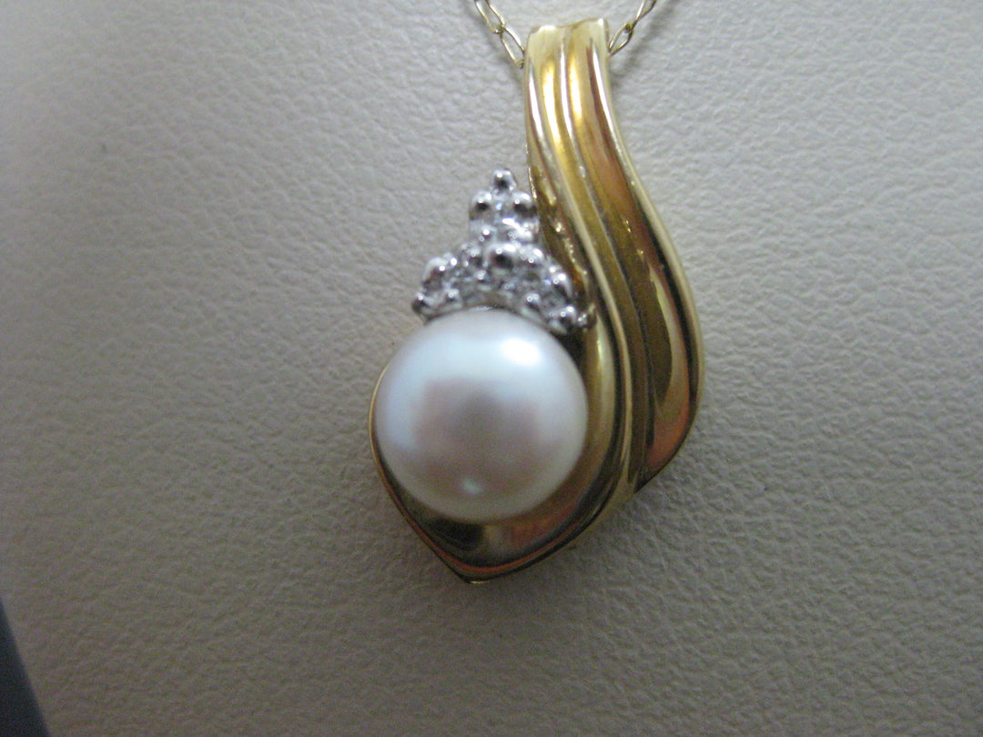 g276 Delicate 14kt Yellow Gold Pearl Necklace with Diamonds