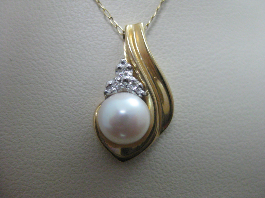 g276 Delicate 14kt Yellow Gold Pearl Necklace with Diamonds