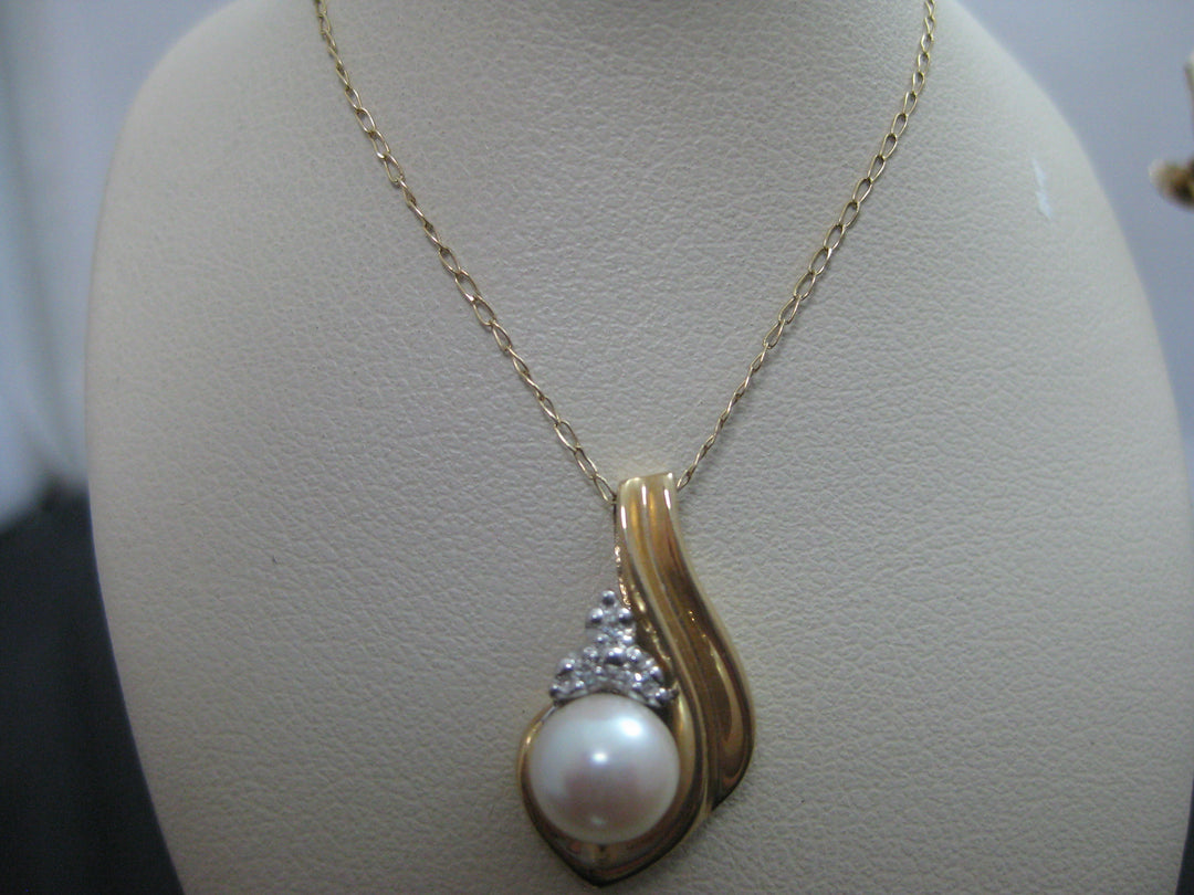 g276 Delicate 14kt Yellow Gold Pearl Necklace with Diamonds