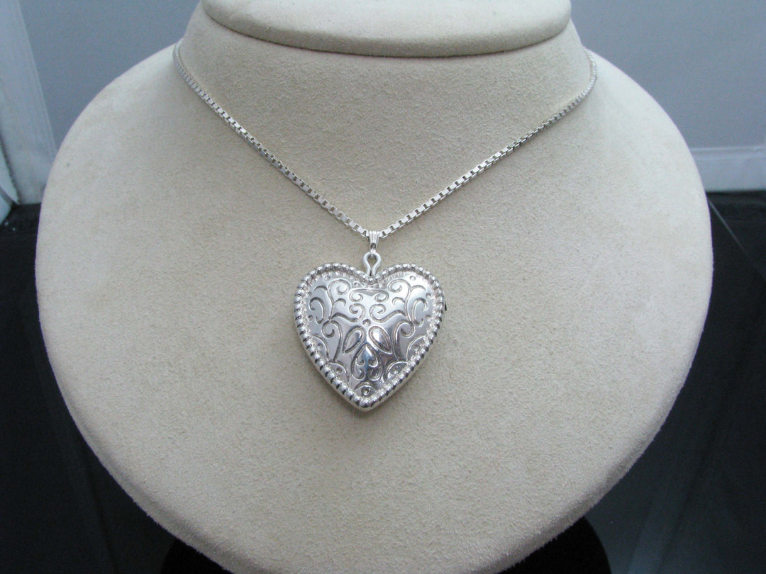 b812 Pretty Sterling Silver Puffed Heart Pendant on an 18" Box Chain