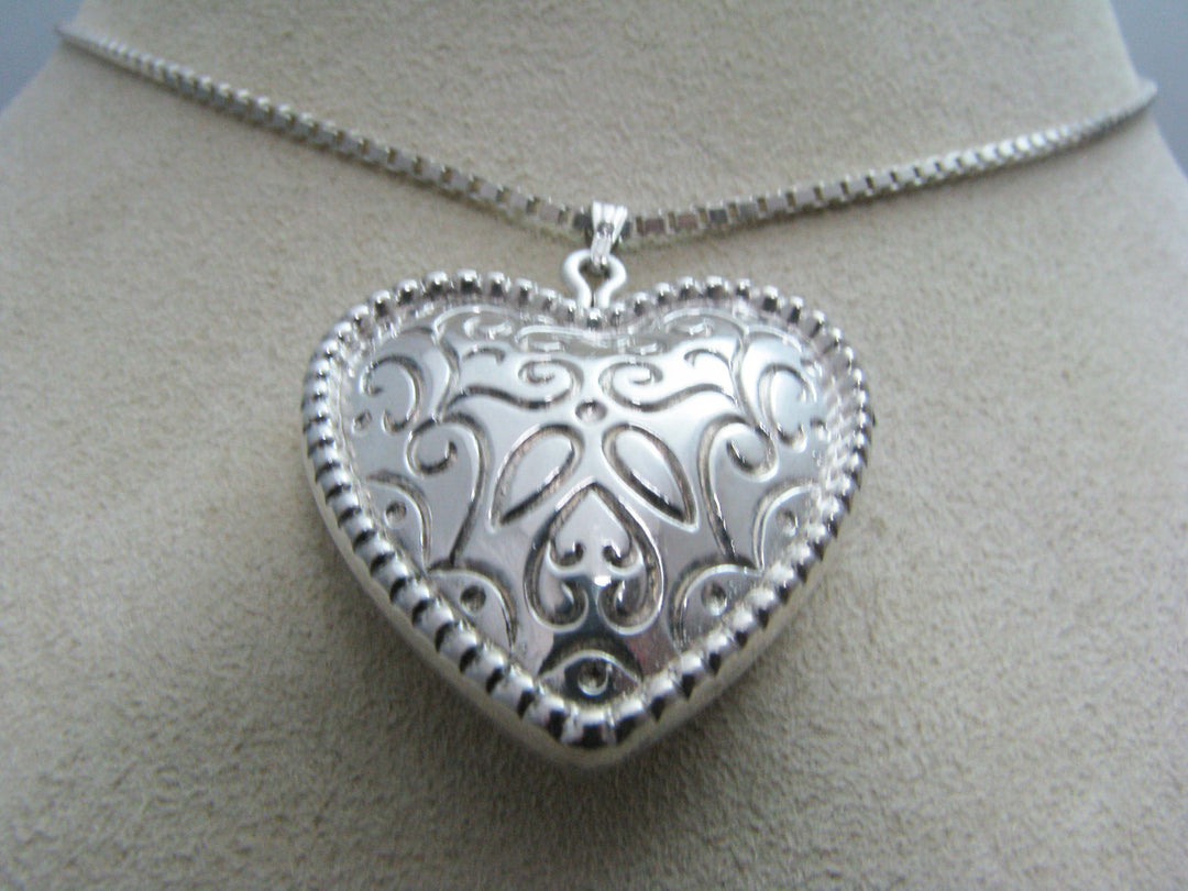 b812 Pretty Sterling Silver Puffed Heart Pendant on an 18" Box Chain