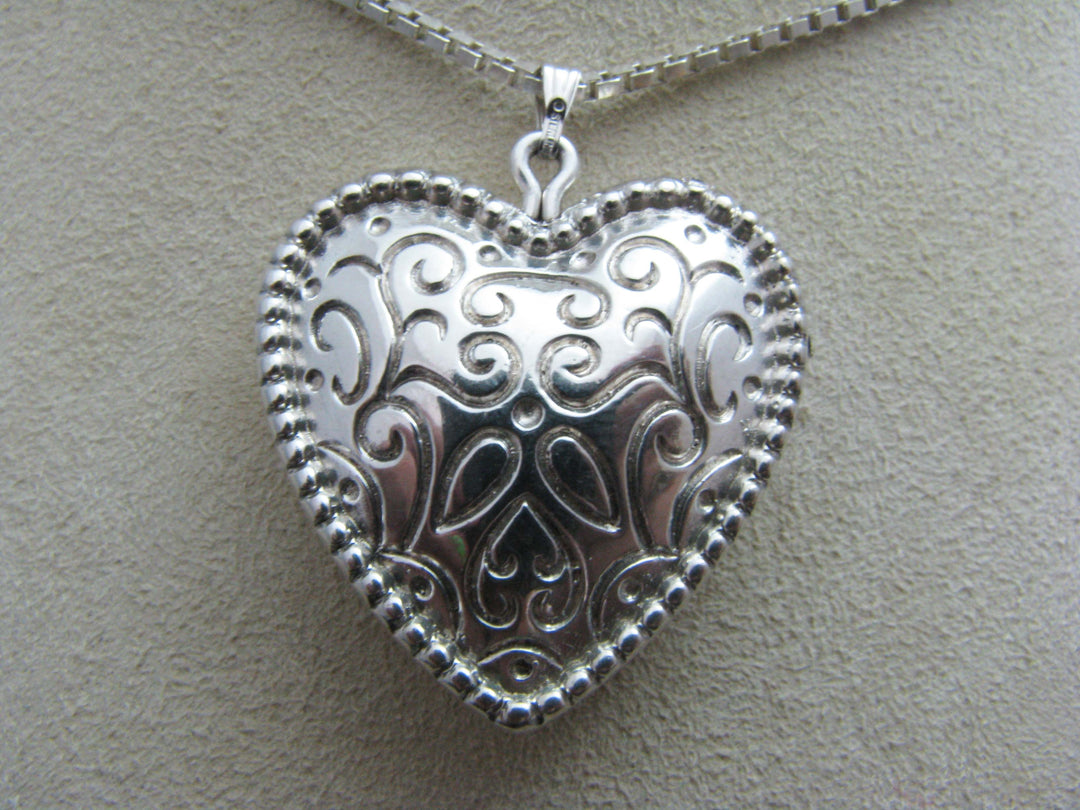 b812 Pretty Sterling Silver Puffed Heart Pendant on an 18" Box Chain