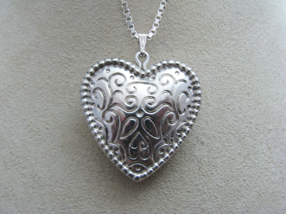 b812 Pretty Sterling Silver Puffed Heart Pendant on an 18" Box Chain