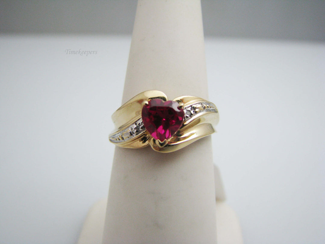 b471 Pretty 10kt Yellow Gold Synthetic Heart Ruby Ring