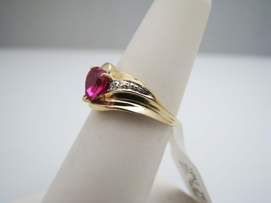 b471 Pretty 10kt Yellow Gold Synthetic Heart Ruby Ring