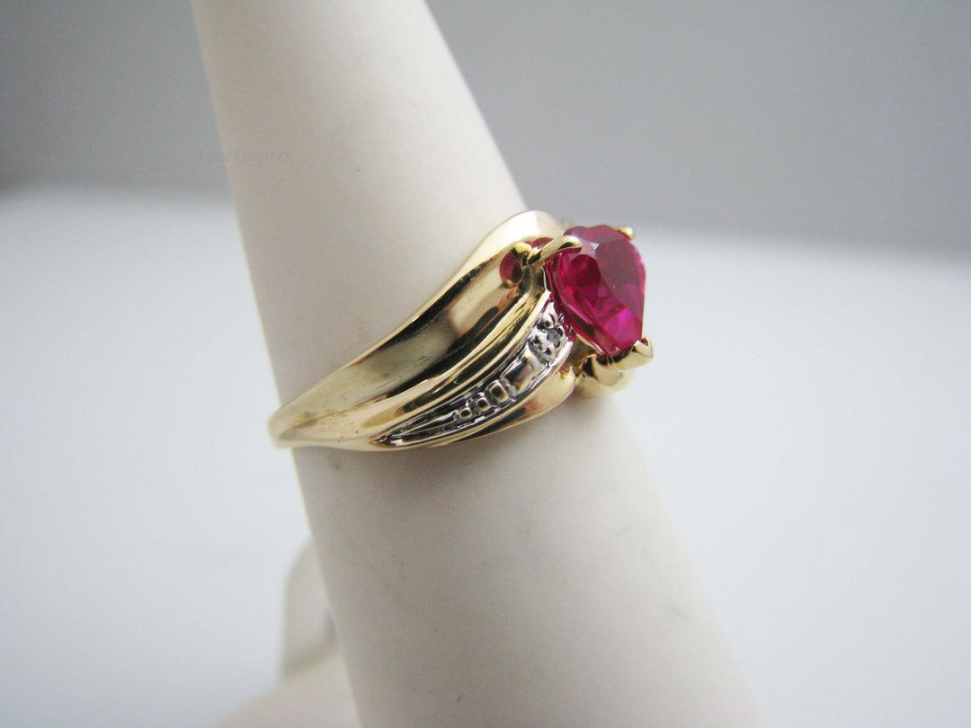 b471 Pretty 10kt Yellow Gold Synthetic Heart Ruby Ring