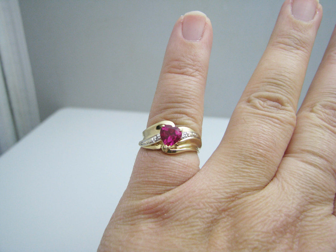 b471 Pretty 10kt Yellow Gold Synthetic Heart Ruby Ring