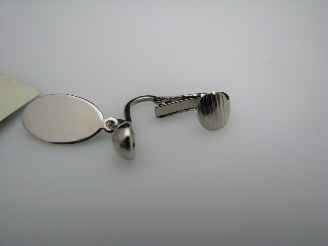j134 NIce Silver Tone Oval Clip-on Earrings