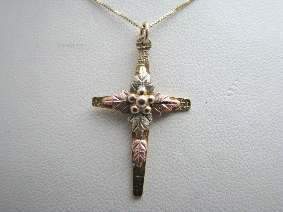 b399 Stunning 10kt Multi-color Gold Cross on a 14kt Yellow Gold chain