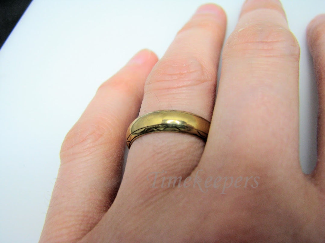 H367 Unique 8k Yellow Gold Wedding Band in Size 6.0