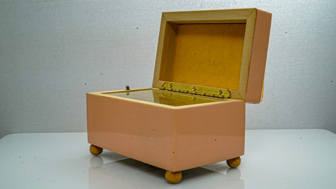 K136 Vintage Enesco Music Box