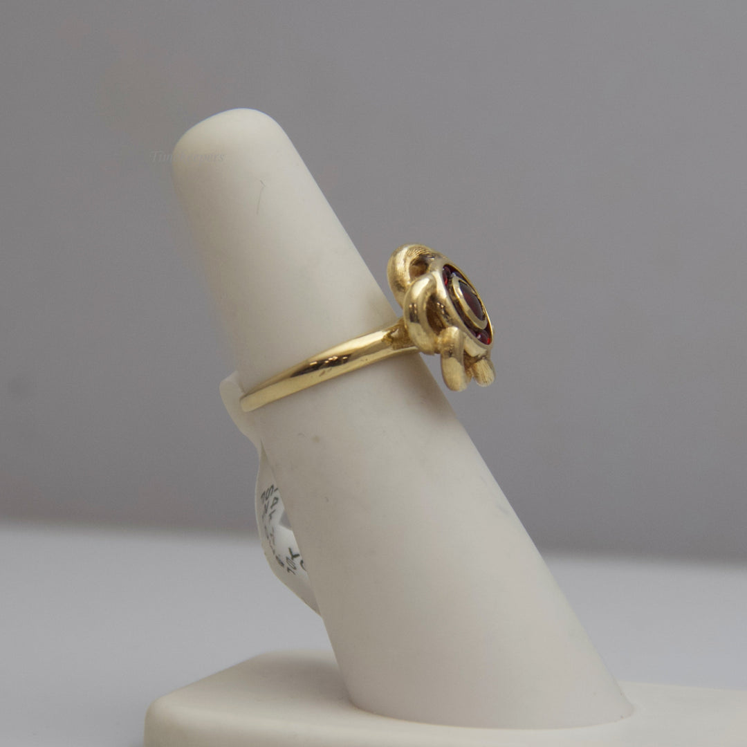 d528 14k Yellow Gold Red Stone Flower Ring