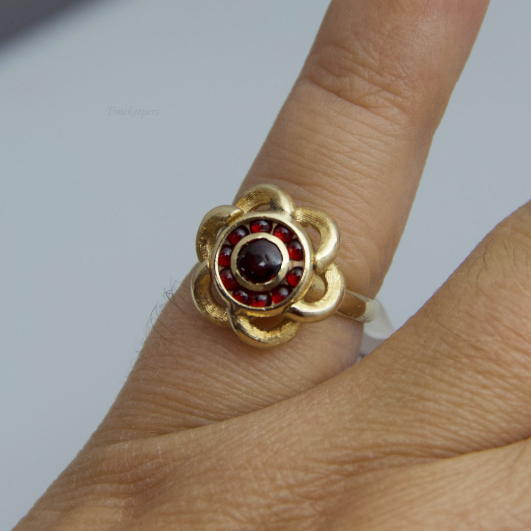 d528 14k Yellow Gold Red Stone Flower Ring