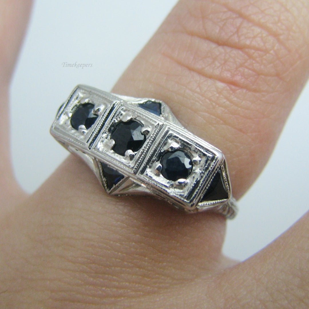 d557 Gorgeous 18k White Gold Sapphire Ring