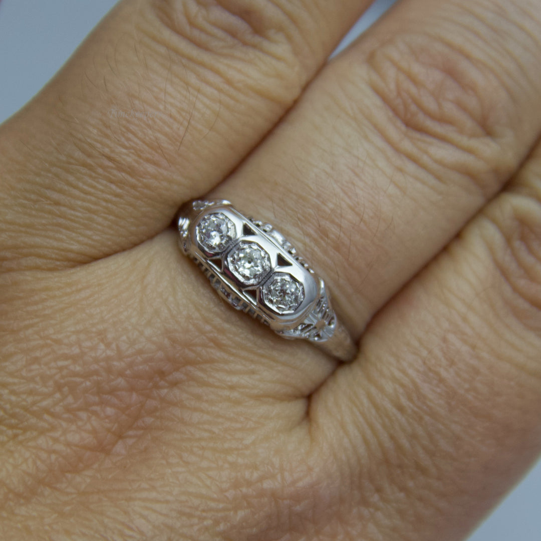 d576 Unique 14k White Gold Diamond Ring
