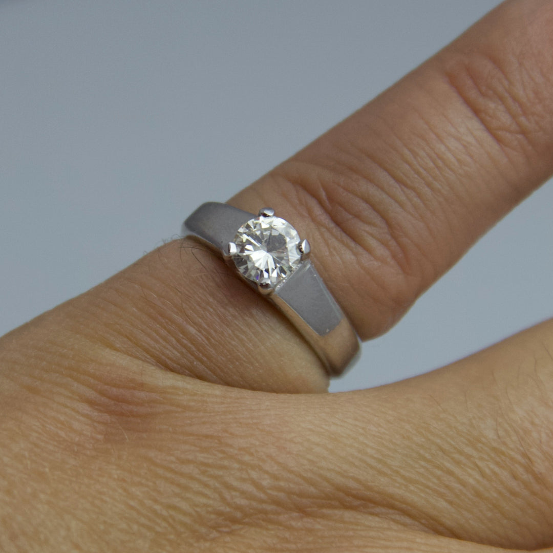 d586 Stunning 14k White Gold Diamond Engagement Ring