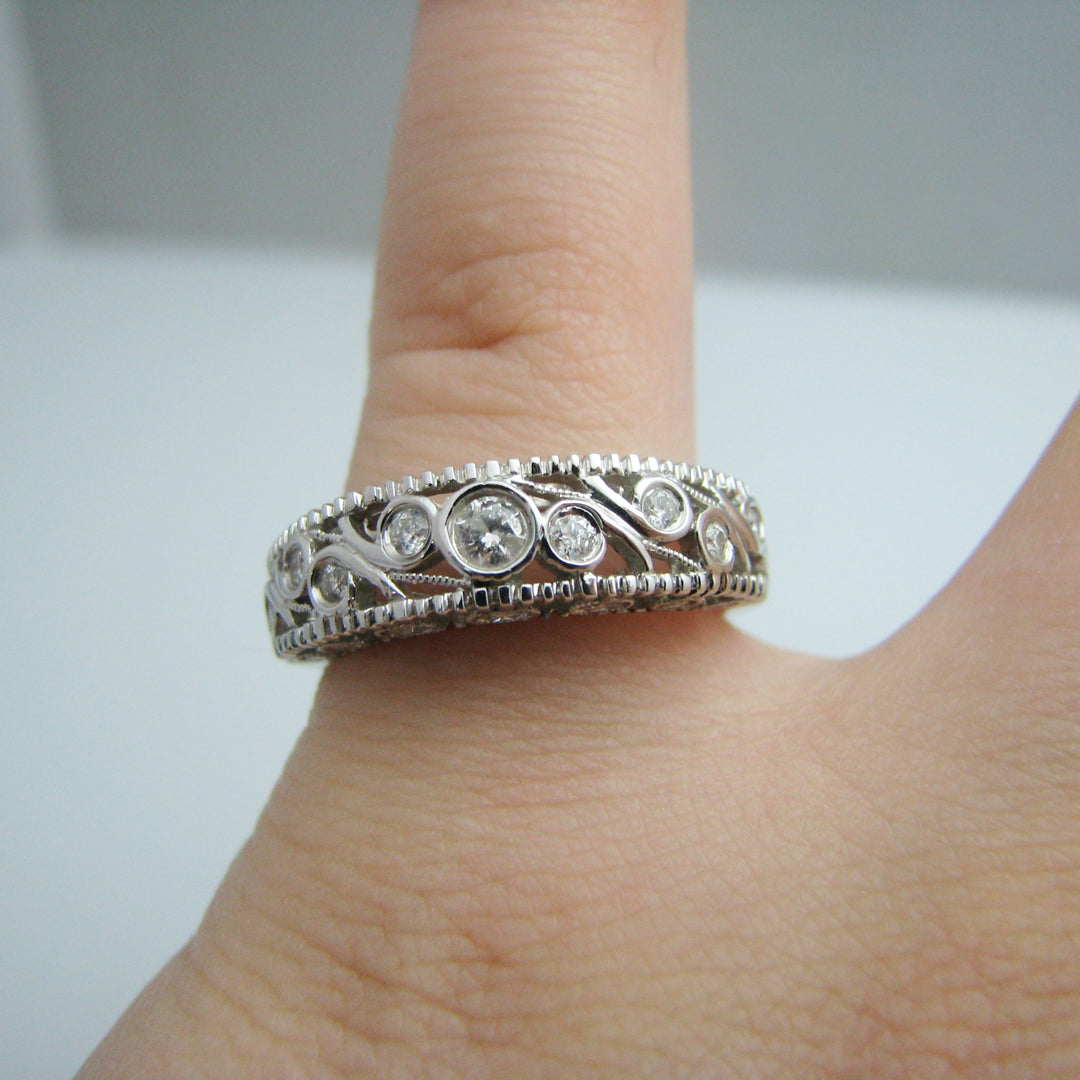 d824 Dazzling 14k White Gold Diamond Wedding Band