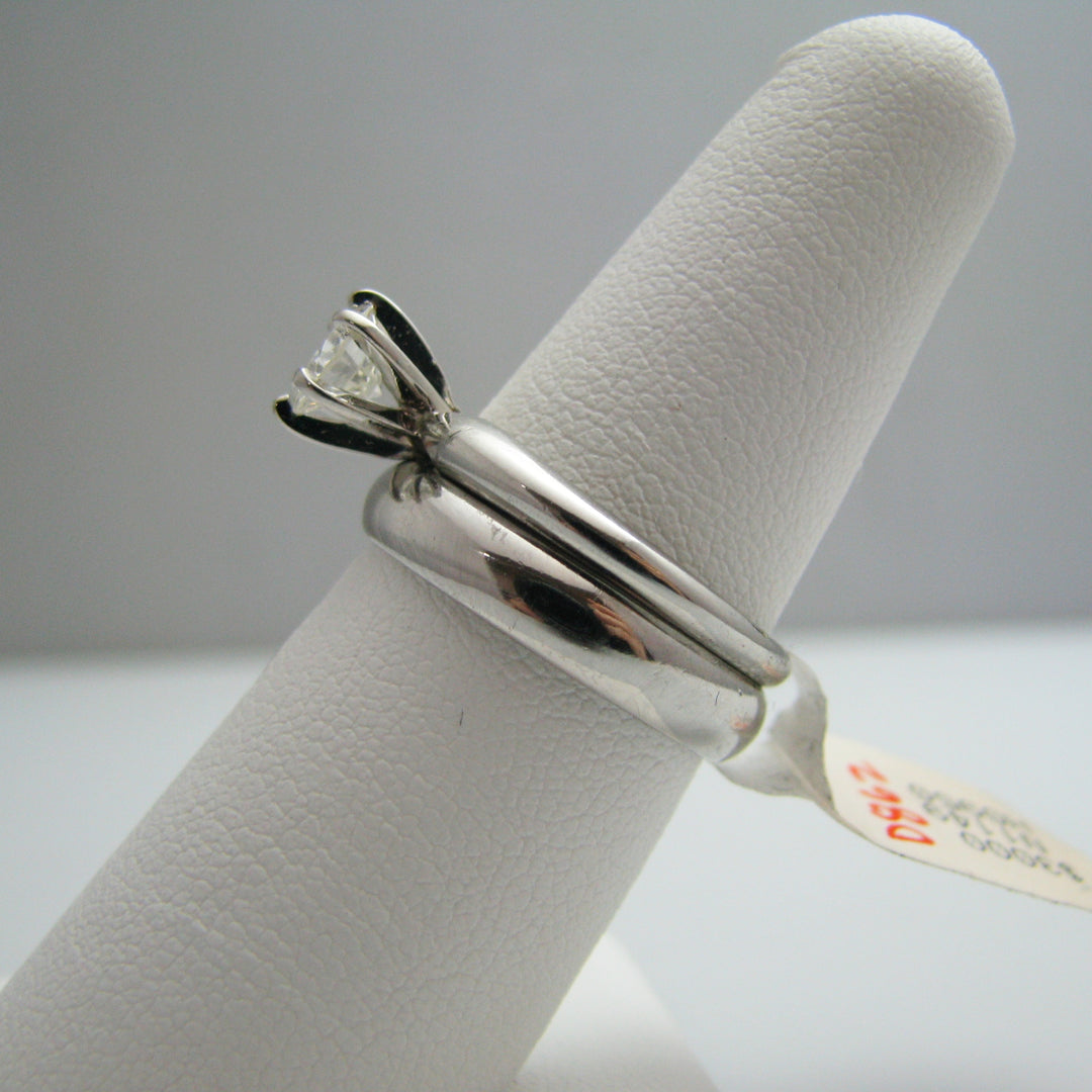 d862 Simple Platinum Solitaire Diamond Wedding Ring Set