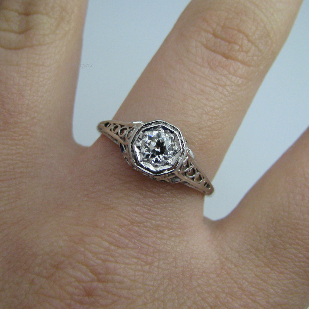 d972 Exquisite 18k White Gold Diamond Engagement Ring