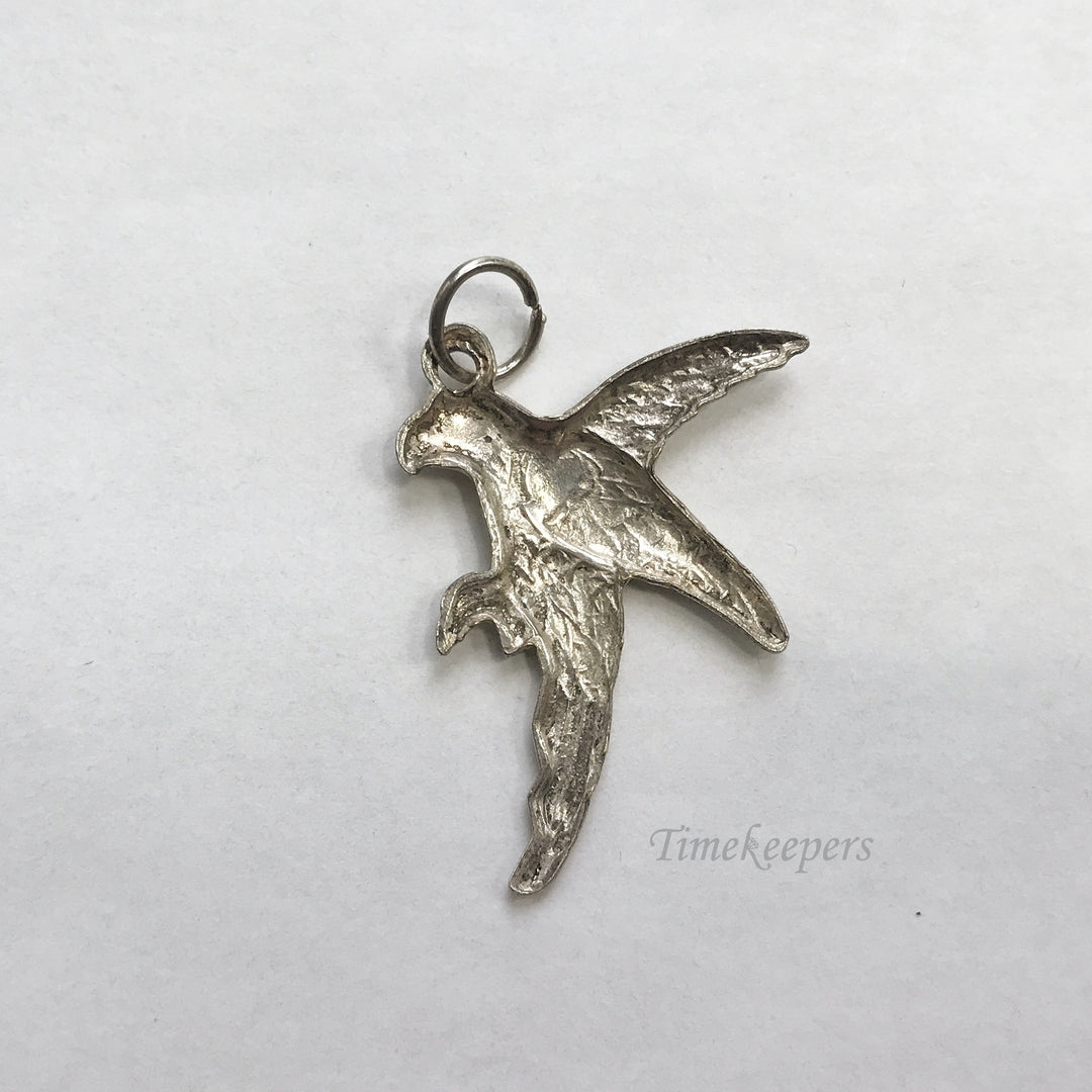 e042 Vintage Silver Tone Flying Bird Charm Pendant