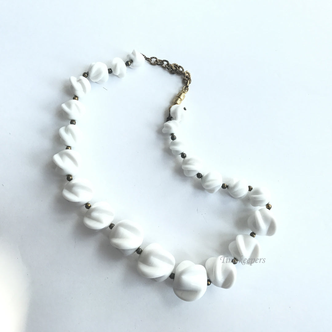 e308 Vintage Elegant White Beads 16" Long Necklace