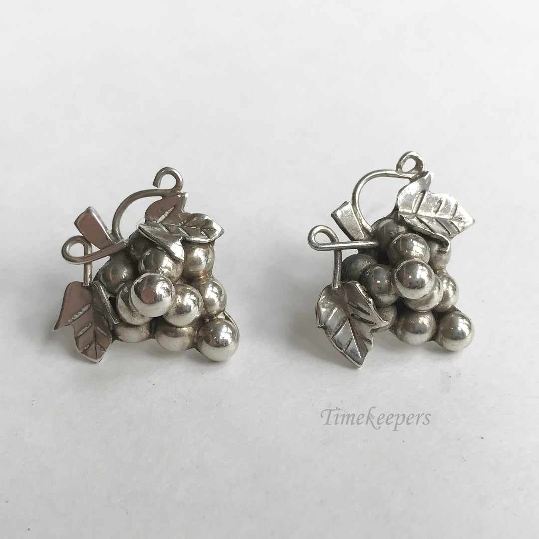 e330 Vintage Sterling Silver Mexico 925 Grapes Post Earrings