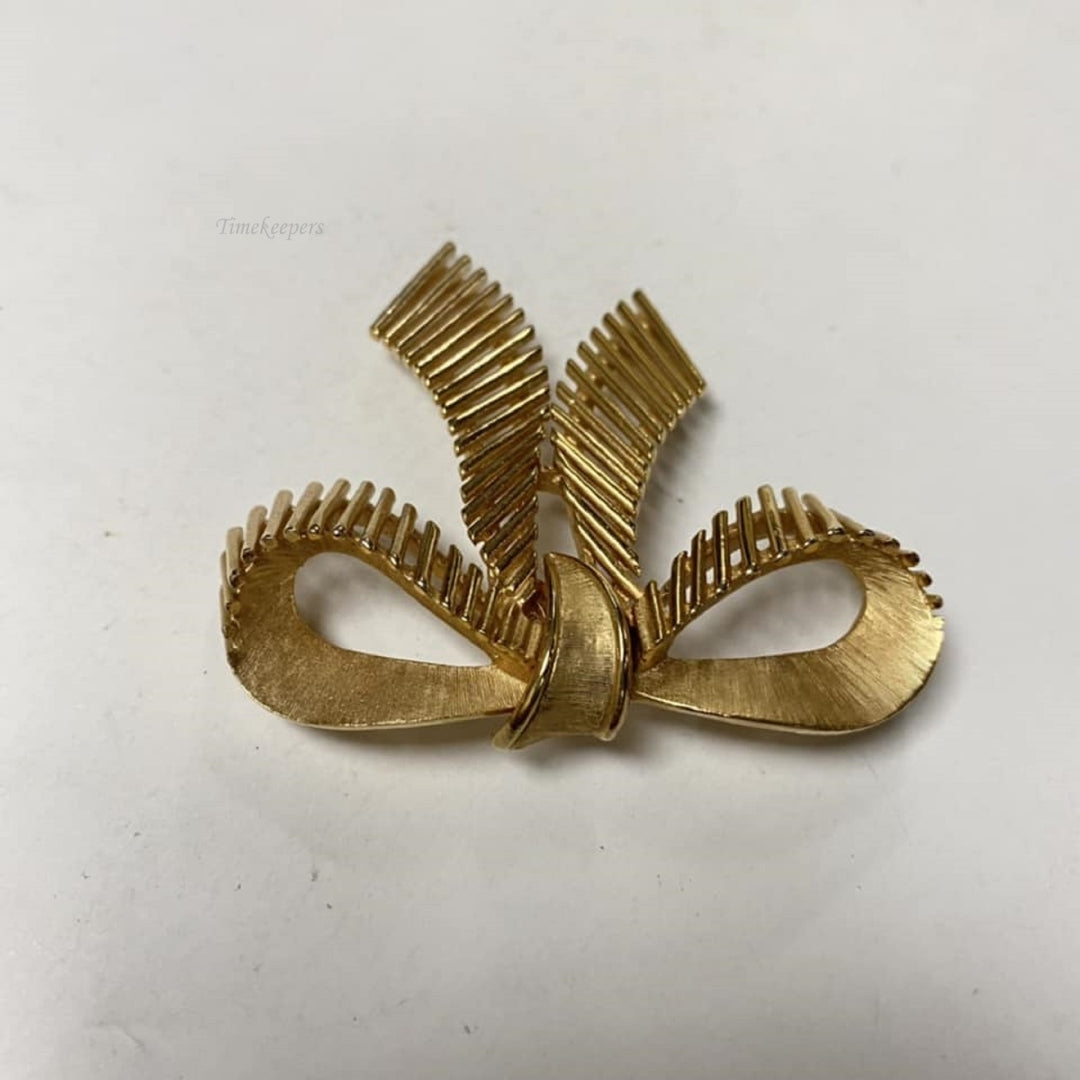 m654 Vintage Trifari Gold Plated Bow Brooch Pin