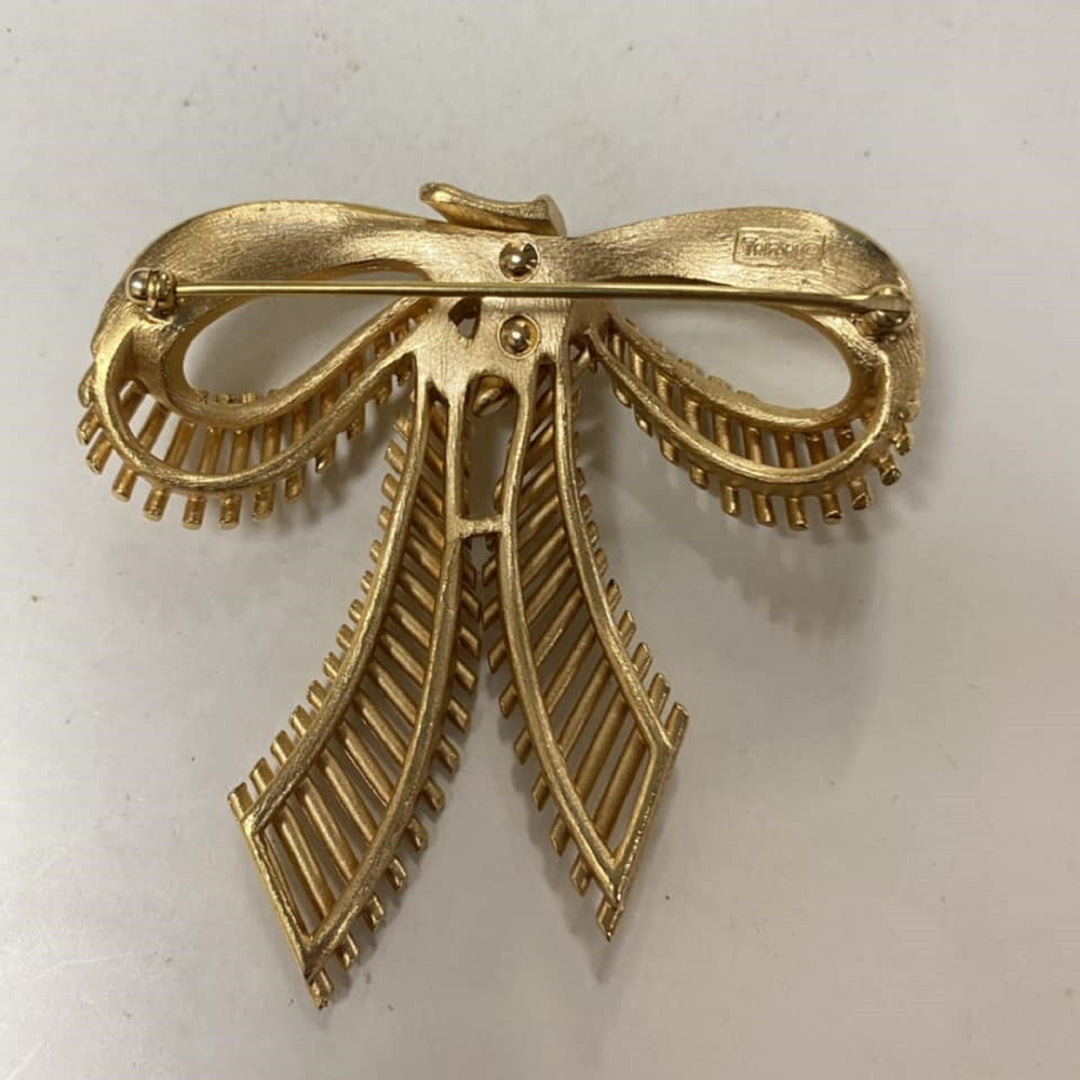 m654 Vintage Trifari Gold Plated Bow Brooch Pin