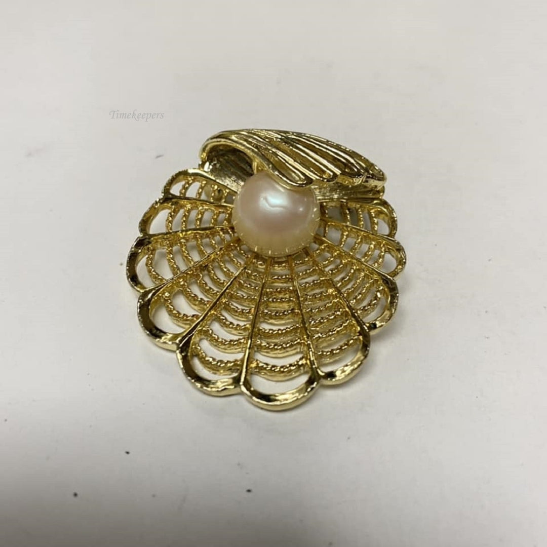 m655 Vintage Gold Tone Shell with a Pearl Brooch Pin