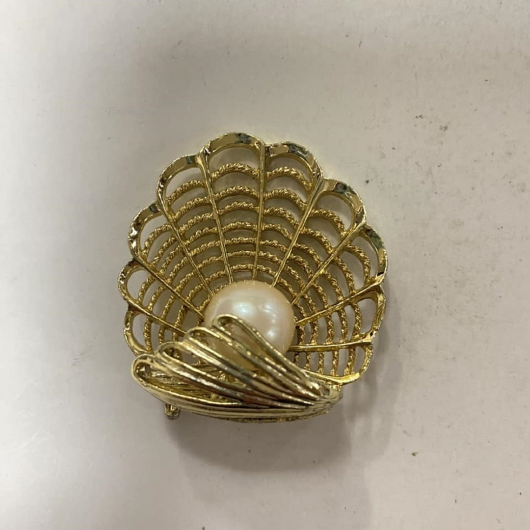 m655 Vintage Gold Tone Shell with a Pearl Brooch Pin