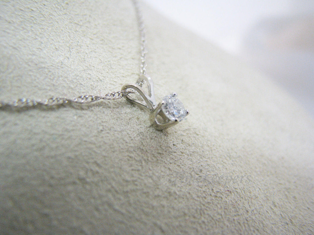 a324 Vintage Elegant Single Diamond Pendant in 14k White Gold with 18" Chain