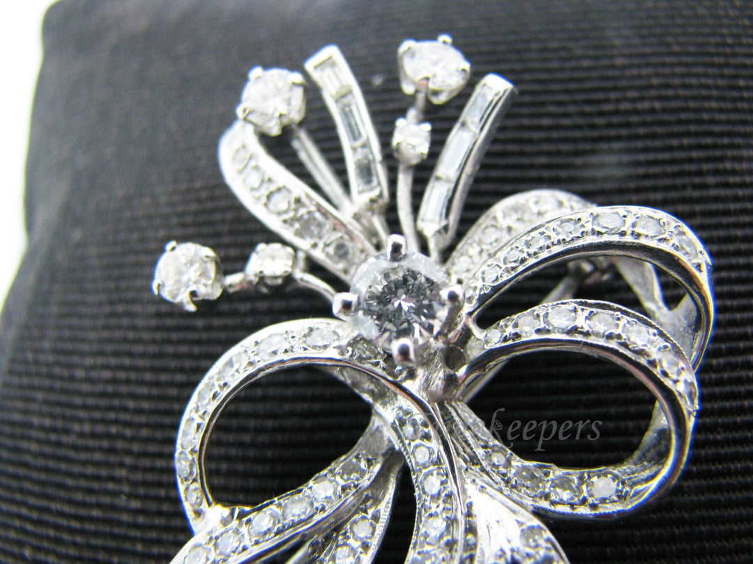 a501 Beautiful 14k White Gold Flowing Ribbon Brooch Pin Encrusted Diamonds
