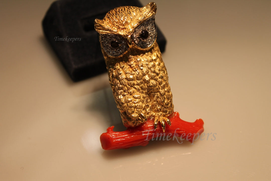 a820 Vintage Unique Brooch 18k Yellow Gold Sitting Owl Diamond Eyes Limb Coral