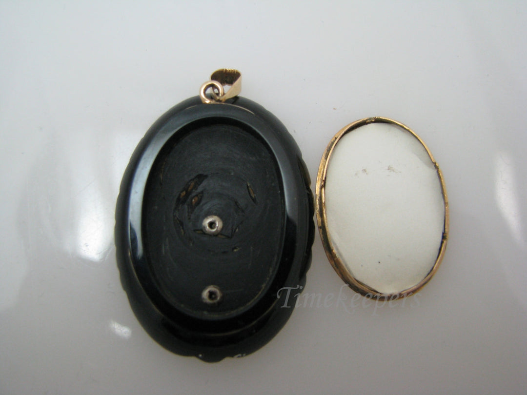 a674 Beautiful Vintage 14k Yellow Gold Black Oval Locket